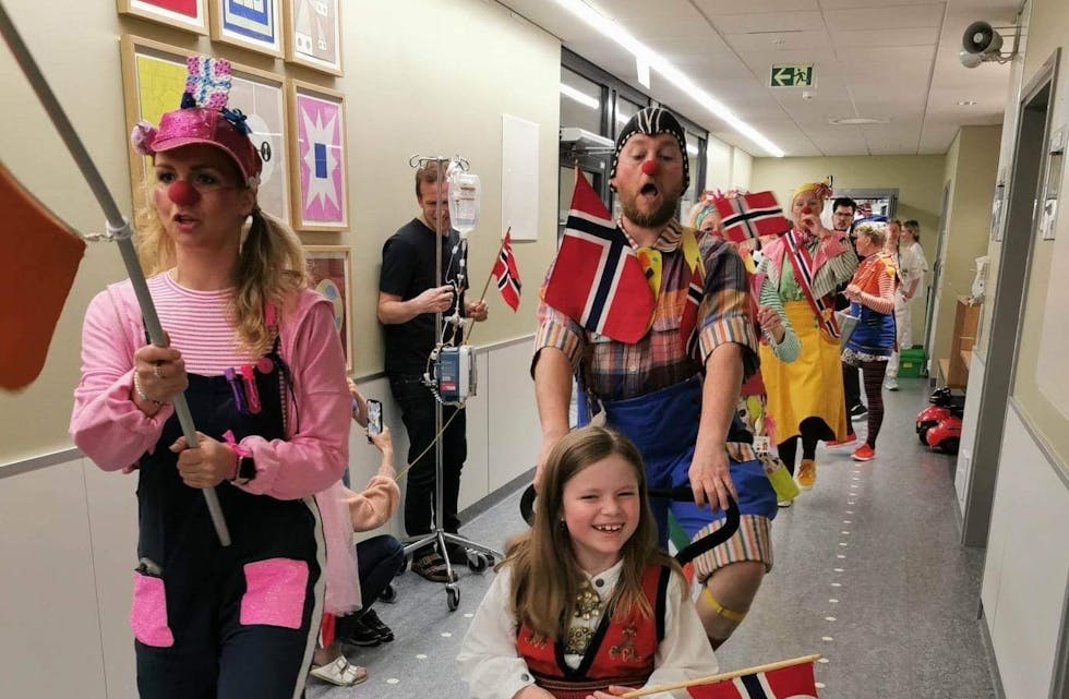 Julie har fått stor glede av sykehusklovnene. Nå stiller også hestefolket opp for klovnene.