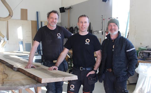 Kjetil Eliassen, Øystein Meling og Robert Frøiland har bygd opp ein spennande be-drift på Garhaug. Foto: Marit Tvedt