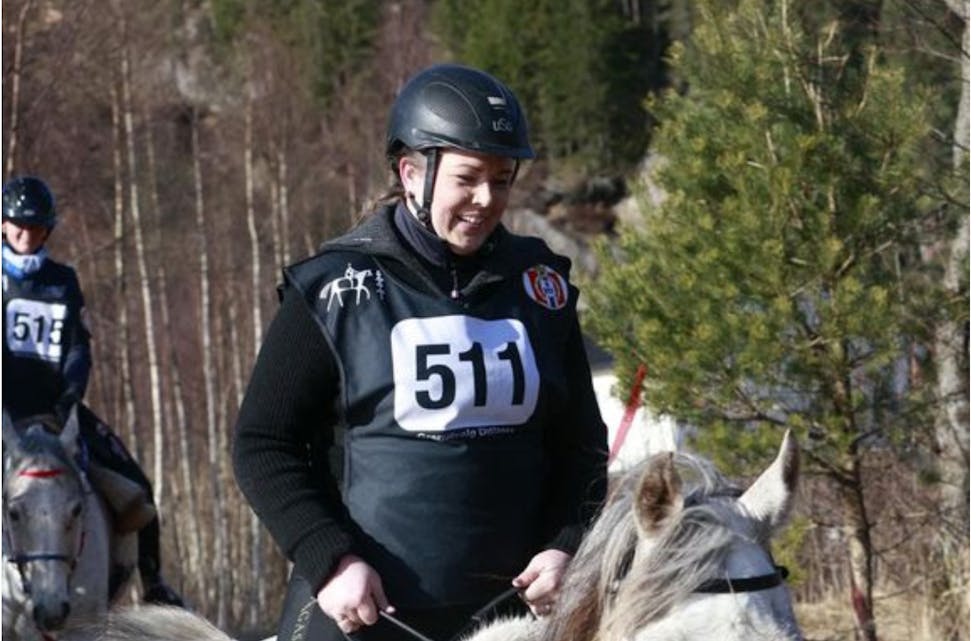 Ellen Annette Mogensen Eidsvåg med araberhesten Kashmir ble i helgen norgesmester i distanseriding - etter et ritt på hele 12 mil. (Foto: Alf Magne Sjøveian)