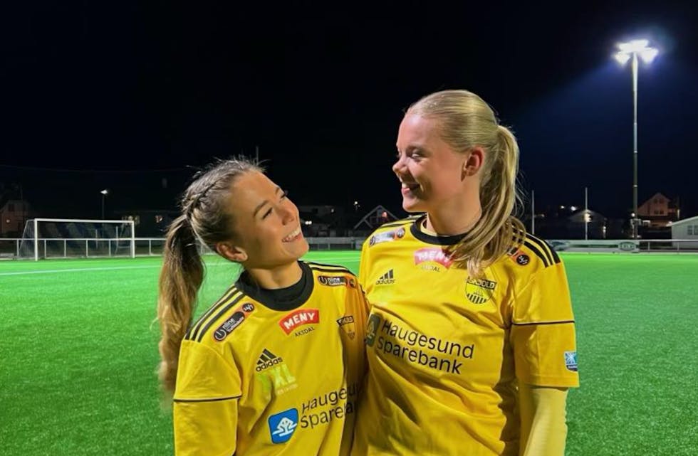 Det ble seier over Åkra for samarbeidslaget. Ronja Borgenvik til venstre og Emma Skiftun til høyre.