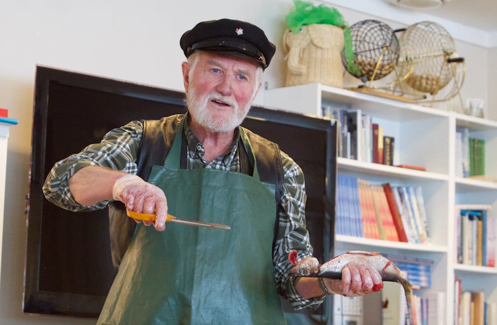 Vidar Aarhus brukte saks til å reinske fisk. Det har han fått kjeft for av kjennarar, men det er det beste meiner han sjølv.
Foto: Alf-Einar Kvalavåg