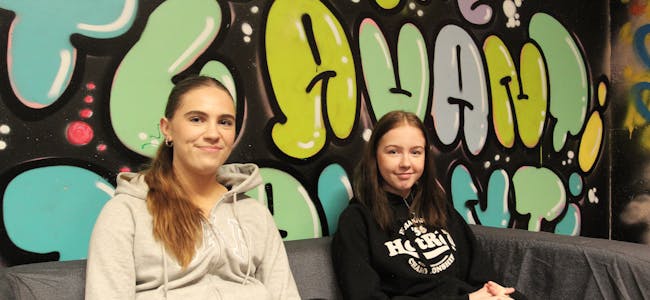 Elena Stokdal (14) og Ida Martine Knutsen (14) er storfornøyd med å få en egen oppholdplass til å lage ting og gjøre lekser.
