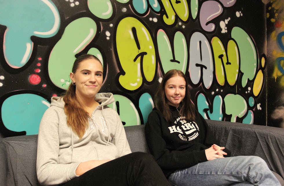 Elena Stokdal (14) og Ida Martine Knutsen (14) er storfornøyd med å få en egen oppholdplass til å lage ting og gjøre lekser.