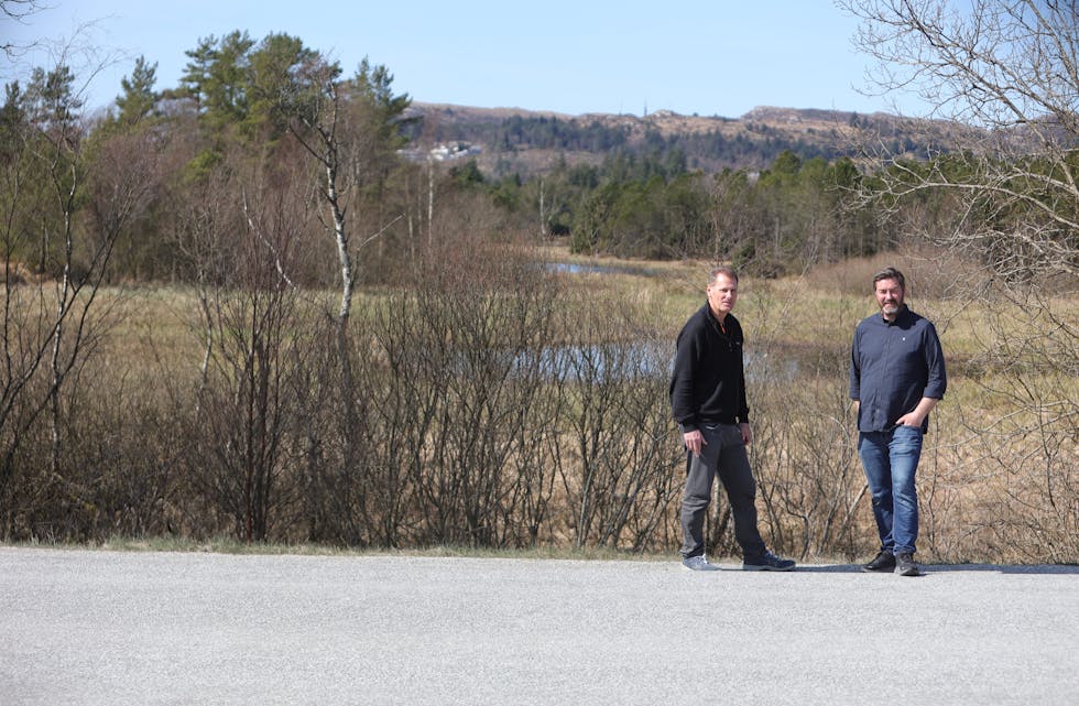 Stolt viser Andrew Greenwood og Rune Selle Pedersen fram det som er starten på Skeiseidfeltet.