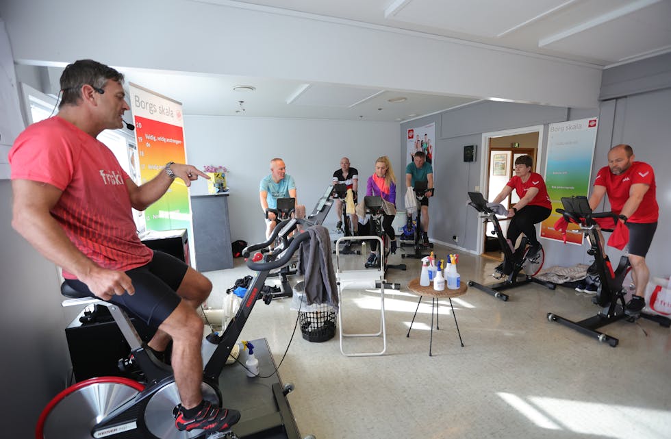 Instruktør Tor Harald Håland får spinnerane med seg på ei to timars økt. Stemninga er god sjølv om vårsola varmar inn vindauga og varslar varmare tider ute.
Foto: Alf-Einar Kvalavåg