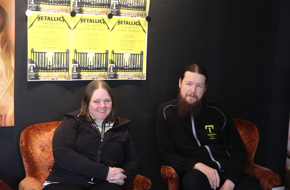 Håvard Rasmussen og Hege Marie Naley Paulsen gleder seg til å høre Metallicas nye album på Tysværtunet før alle andre. Foto: Ada Sandvig