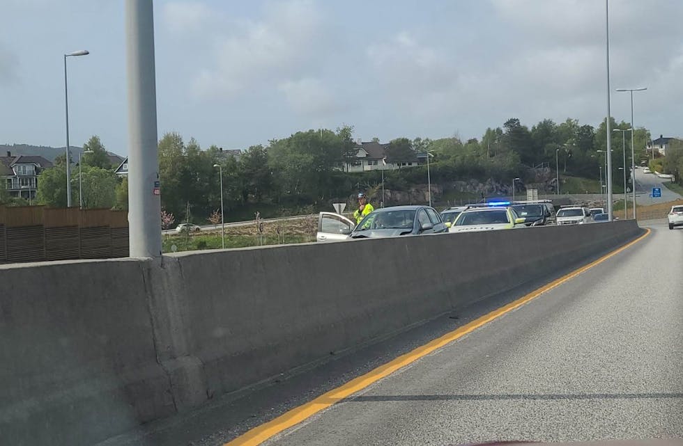 Må påregne noe lavere hastighet. Patruljen bistår. Ikke meldt om personskade, skriver Politiet i Sør-Vest på Twitter