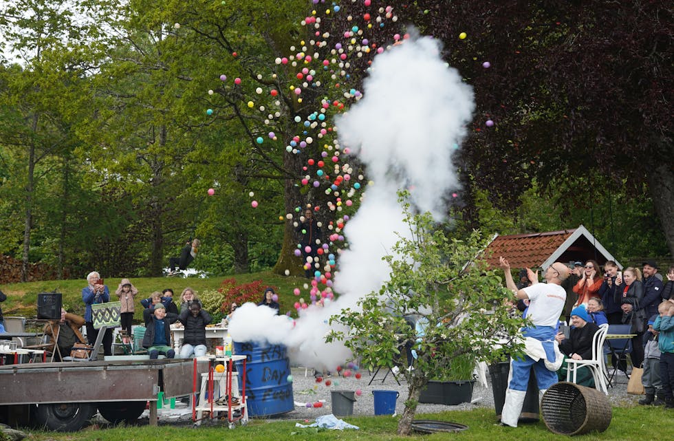 Mange ingrediensar i pinsefesten på Nedstrand. Her er det pyroshow sett i scene av Sigbjørn Pedersen.
Foto: Sturle Monstad
