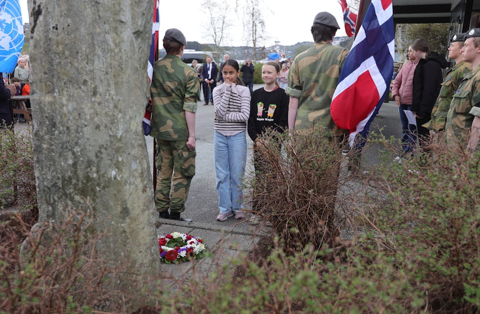 Minissa og Emilie la ned kransen ved minnesmerket i Førre. Foto: Alf-Einar Kvalavåg