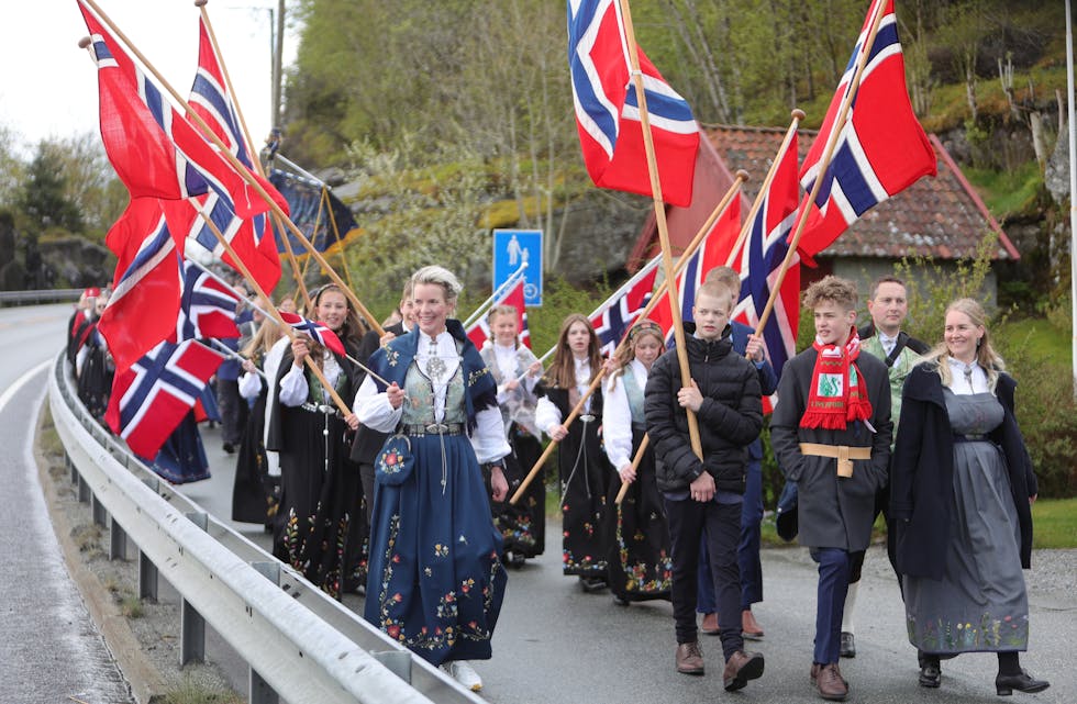 Toget i Grinde er langt og har en lang rute. Foto: Alf-Einar Kvalavåg
