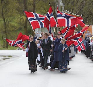 Flaggborg i fronten av toget på Førland. Foto: Alf-Einar Kvalavåg