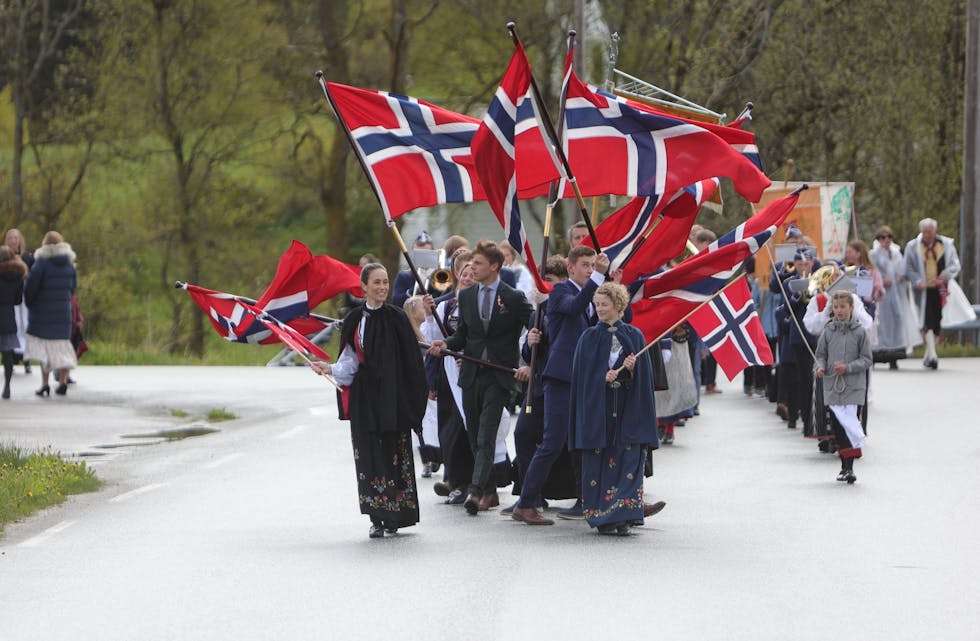 Flaggborg i fronten av toget på Førland. Foto: Alf-Einar Kvalavåg