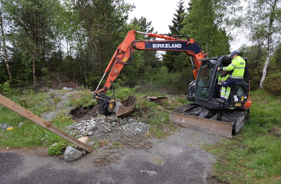 Ordfører Sigmund Lier fikk god hjlep av læring Mathias Birkeland til å ta det første spadestikket på tomta til nye Frakkagjerd ungdomsskole i dag. Foto: Alf-Einar Kvalavåg