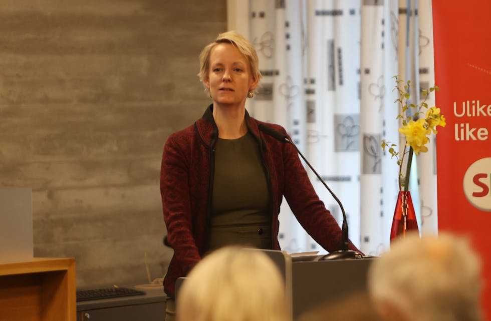 SV-politiker Ingrid Fiskaa hadde hovedtalen under dagen 1. mai-markering i Tysvær. Hun snakket om både utfordringer, men også om kampsaker der en har lykkes. Foto: Alf-Einar Kvalavåg.