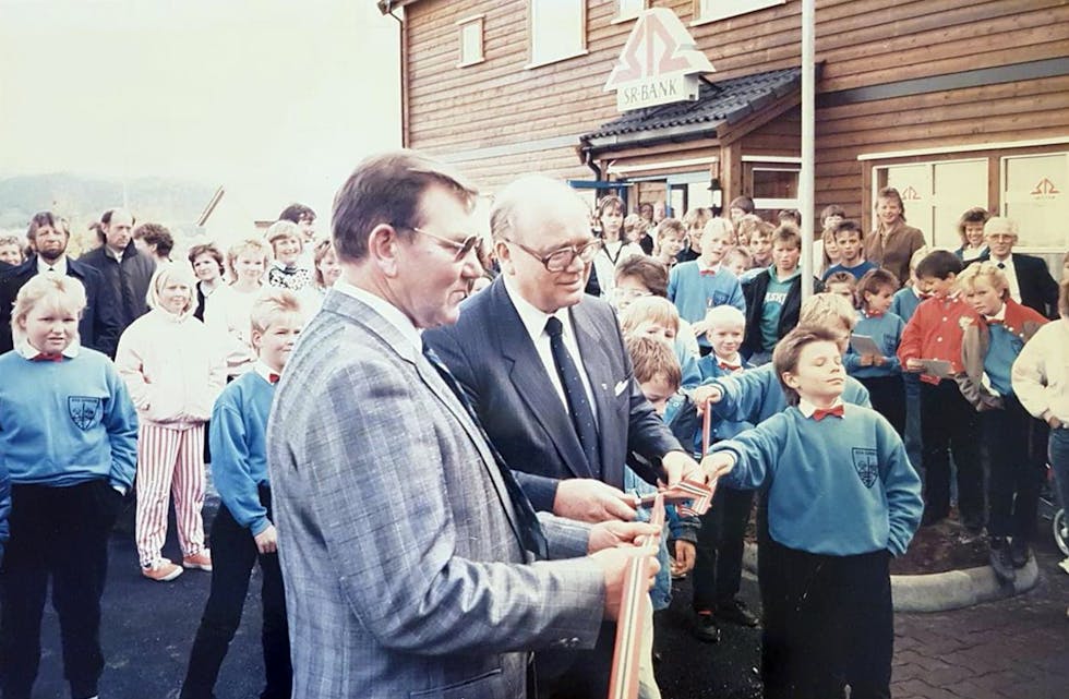 Boknatunopning 1. oktober 1987: Fv. ordførar Leif Vatnaland og fylkesordførar Lars Vaage kuttar snora. Foto: Stein Alendal