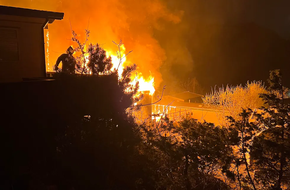 Brannvesenet fikk kontroll på brannen på Sandvik camping. Foto: Sandvik camping