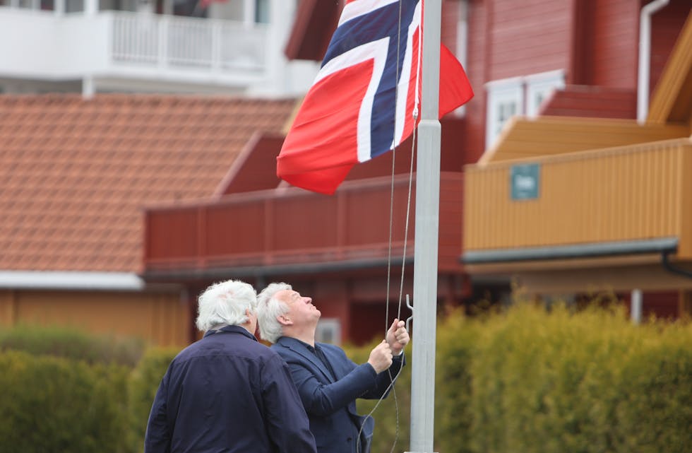 Mads Ramstad sørget for at det var flagg i toppen av stanga da gjestene kom. Nå vil han ha flaggstanga bort. Foto: Alf-Einar Kvalavåg