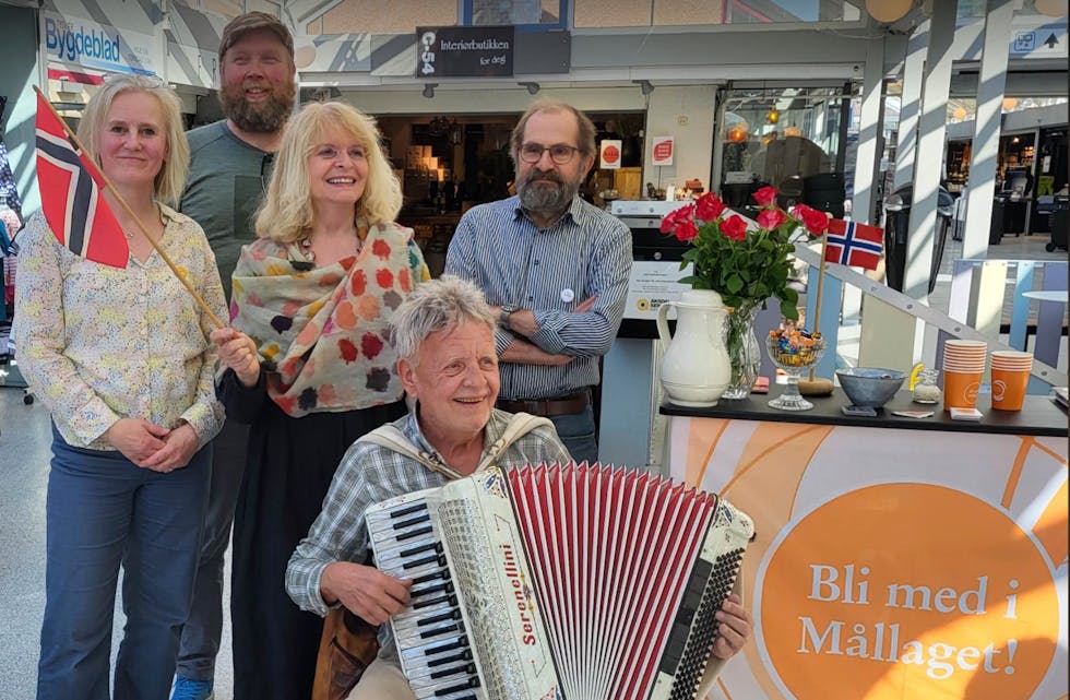 I forkant Karsten Bjelland med lystige trekkspeltonar. Han er ikkje medlem i mållaget, men seier spontant: " Det er jo meir kraftfullt".