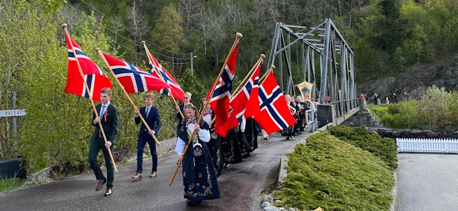 Klassisk bilde fra Skjoldastraumen på 17. mai. Toget passerer broen i sentrum. Foto: Rune Baustad