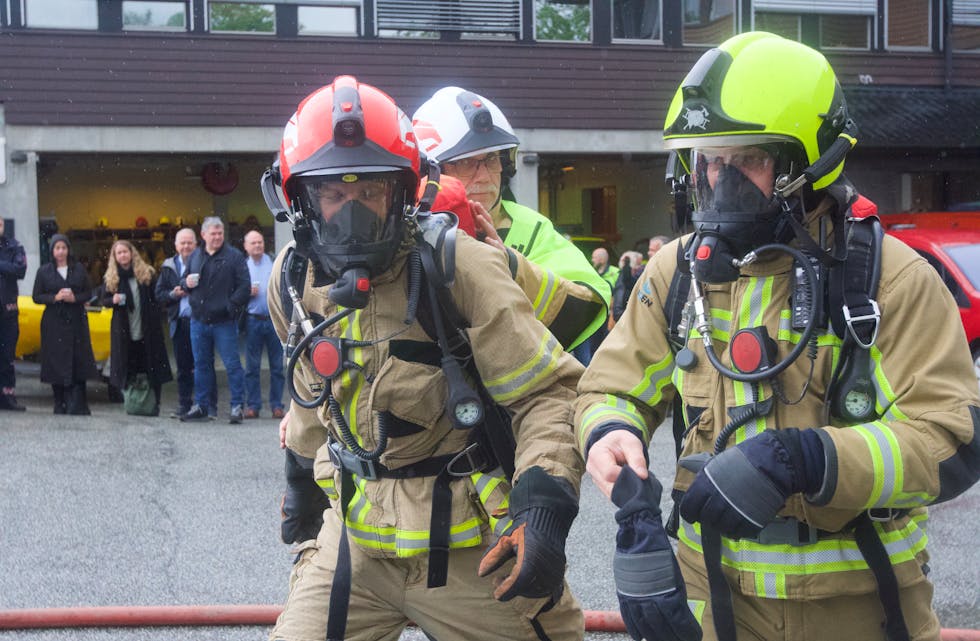 Brannvesenet skal brenne ned et hus på Nedstrand i dag. det er også god trening for mannskapene. Foto: Alf-Einar Kvalavåg