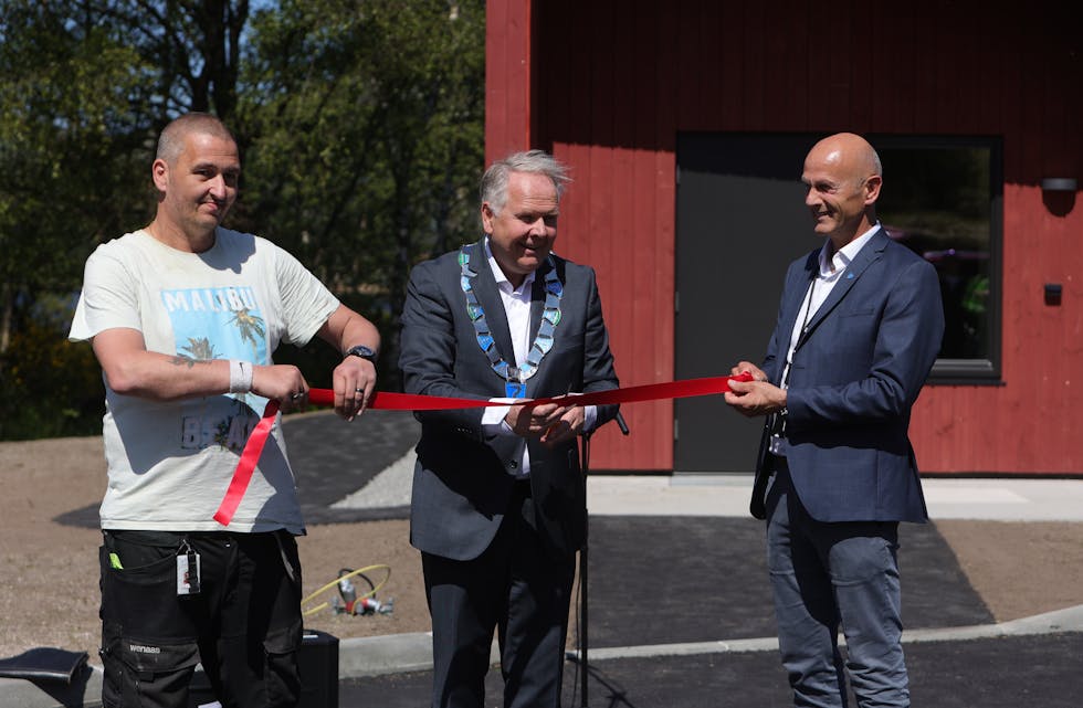 Onsdag denne veka klypte ordførar Sigmund Lier, Gunnar Amdal og Sigurd Eikje snora for dei nye omsorgsbustadane ved Aksdalsvatnet. Levekårutvalet, utbyggar og andre som har vore involvert fekk vere med på feiringa og smake kommunal kake. Foto: Alf-Einar Kvalavåg