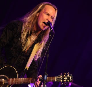 Joe Eriksen er gitarist og vokalist i Muddy Young. De serverte en råtøff lunsjkonsert i dag. Foto: Alf-Einar Kvalavåg