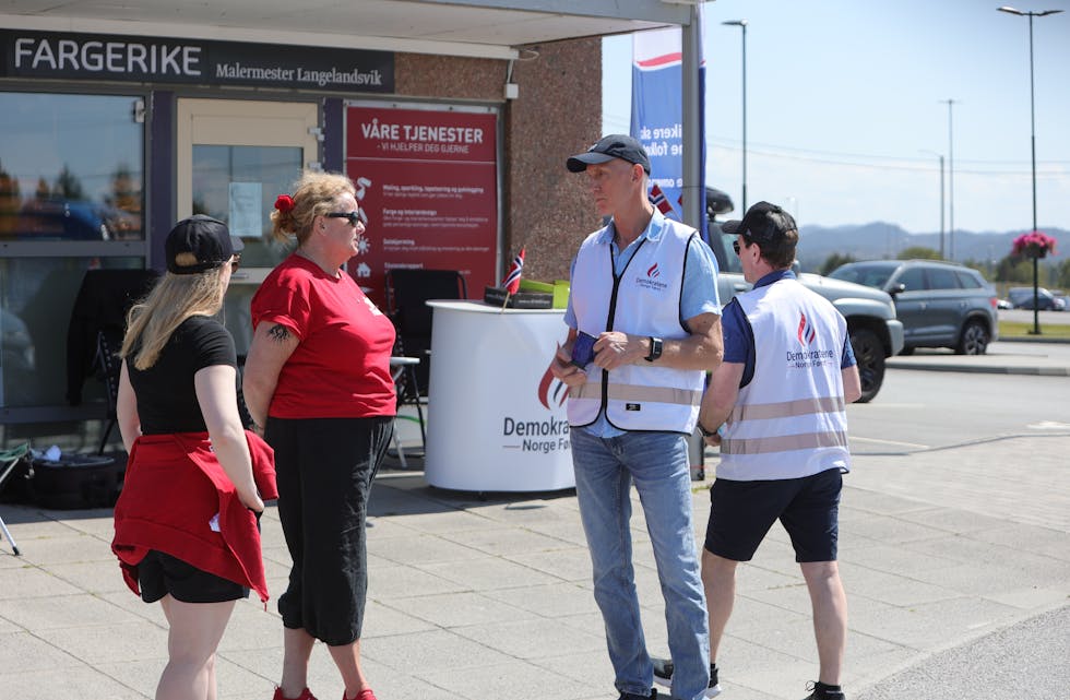 Norgesdemokratene sin kandidater Svein Arne Ekrene og Geir Bårdsen hilste på Rita Rolfdotter på valopninga i juni. Foto: Alf-Einar Kvalavåg