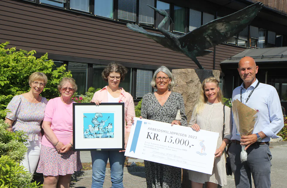 Astri Iren Ødegård fra Korttidsavdelingen/ØHD hadde sin siste arbeidsdag før pensjon. – En god avsluttning på arbeidslivet, sier hun. Her sammen med kollegaene Grete Gude Dyhring, Elisabeth Bjørkeland, Mette H. Austreim, Linn Iren T. B og Sigurd Eikje.