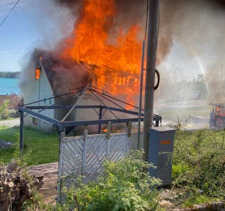 Brannvesenet brant ned et hus på Nedstrand i dag. Det er også god trening for mannskapene. Foto: Ole-Jonny Espevold/HIK brann