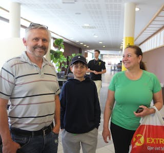 Knut J. Nesse, Raymond og Olga gleda seg  til nyopna svømmehall.