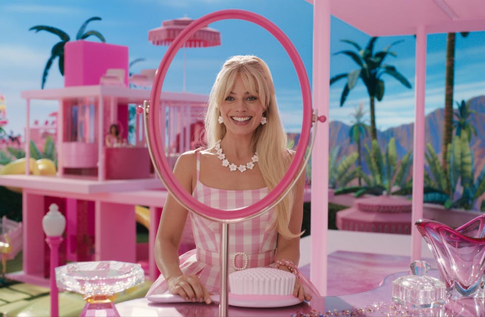 Simonsen påpeker at filmene «Barbie» og «Oppenheimer» har trukket publikum i hopetall, og at «Barbie» faktisk er den mest sette komedien i historien, med over en milliard avspillinger internasjonalt.