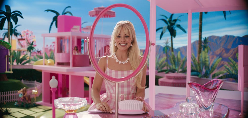Simonsen påpeker at filmene «Barbie» og «Oppenheimer» har trukket publikum i hopetall, og at «Barbie» faktisk er den mest sette komedien i historien, med over en milliard avspillinger internasjonalt.