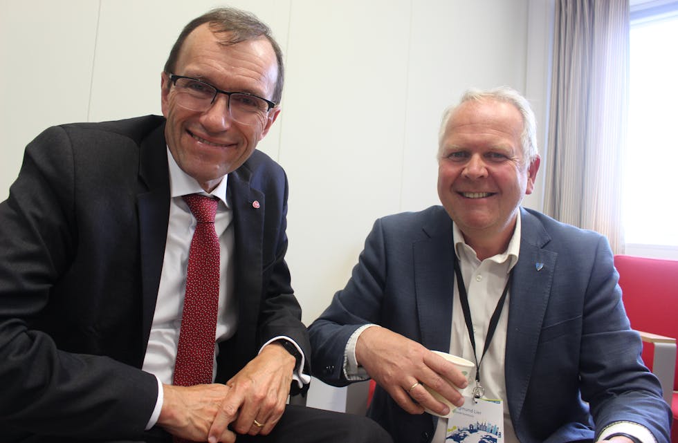 Espen Barth Eide og Sigmund Lier på EnergiRike-konferanse i Haugesund. Lier fekk anledning til å vise fram Haugaland næringspark til ministeren.
Foto: Marit Tvedt