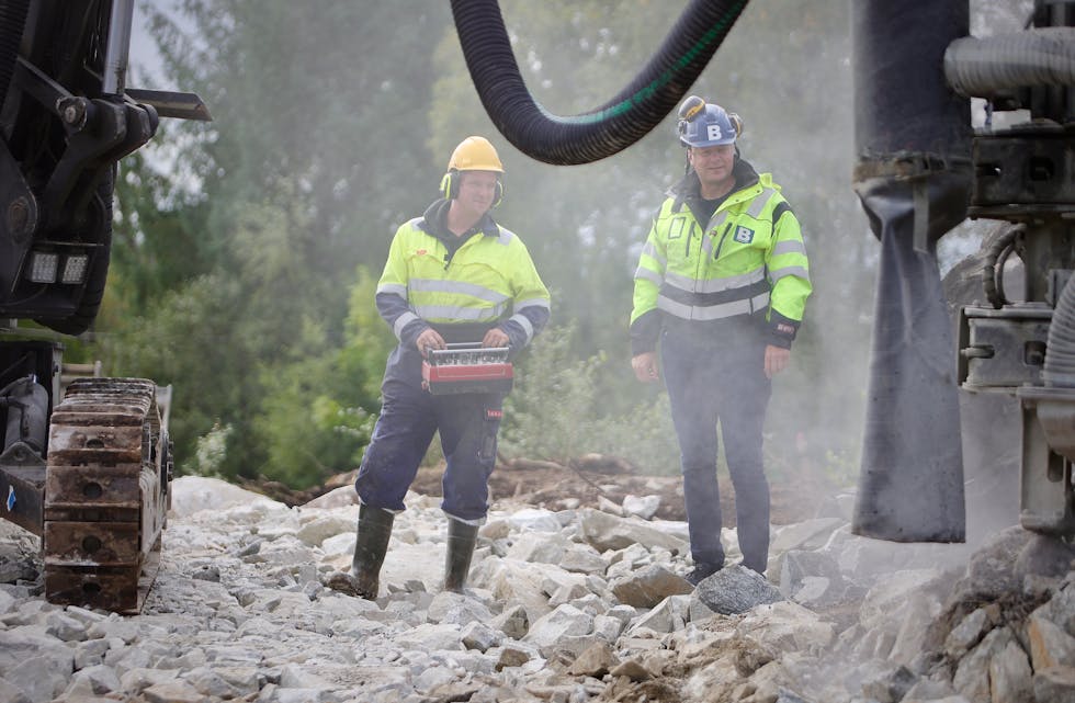 Gutta i røyken på tomta på Frakkagjerd. Boreriggen styrast av Sverre Handeland, ein som har full kontroll melder sjefen sjølv, Kai Peder Birkeland.
Foto: Alf-Einar Kvalavåg
