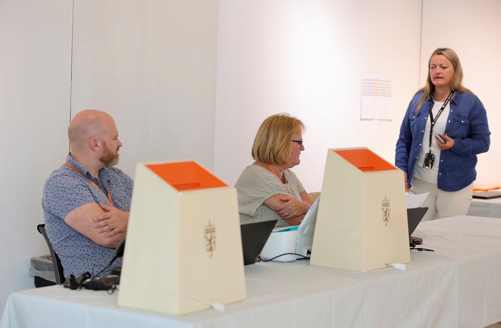 Kenneth Gjerde, Liv Jorunn Frønsdal og Anne Siri Haukeland på plass i valglokalet i Tysværtunet. Foto: Alf-Einar Kvalavåg