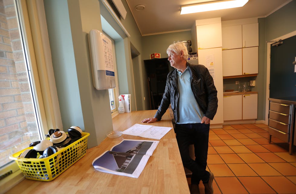 Asbjørn Espeset med teikningane av det nye kjøkkenet. Han kikkar ut vindauget og ser at uteområdet passar perfekt.

Foto: Alf-Einar Kvalavåg
