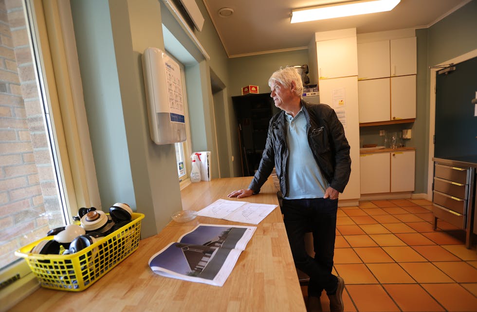 Asbjørn Espeset med teikningane av det nye kjøkkenet. Han kikkar ut vindauget og ser at uteområdet passar perfekt.
Foto: Alf-Einar Kvalavåg