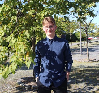 Andreas Aukland er 19 år, men alt ein erfaren kar i politisk handverk. Nå stiller han på MDG si valliste og håpar på støtte frå lokalbefolkninga i Tysvær. Foto: Marit Tvedt
