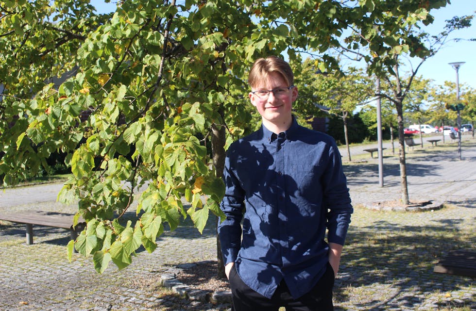 Andreas Aukland er 19 år, men alt ein erfaren kar i politisk handverk. Nå stiller han på MDG si valliste og håpar på støtte frå lokalbefolkninga i Tysvær. Foto: Marit Tvedt