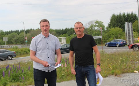 Trygve Egge og Narve Susort i Venstre kjempar for gode vegløysingar i kommunen. Dette er krysset mellom E39 og Slåttevikvegen i sommar. Foto: Marit Tvedt