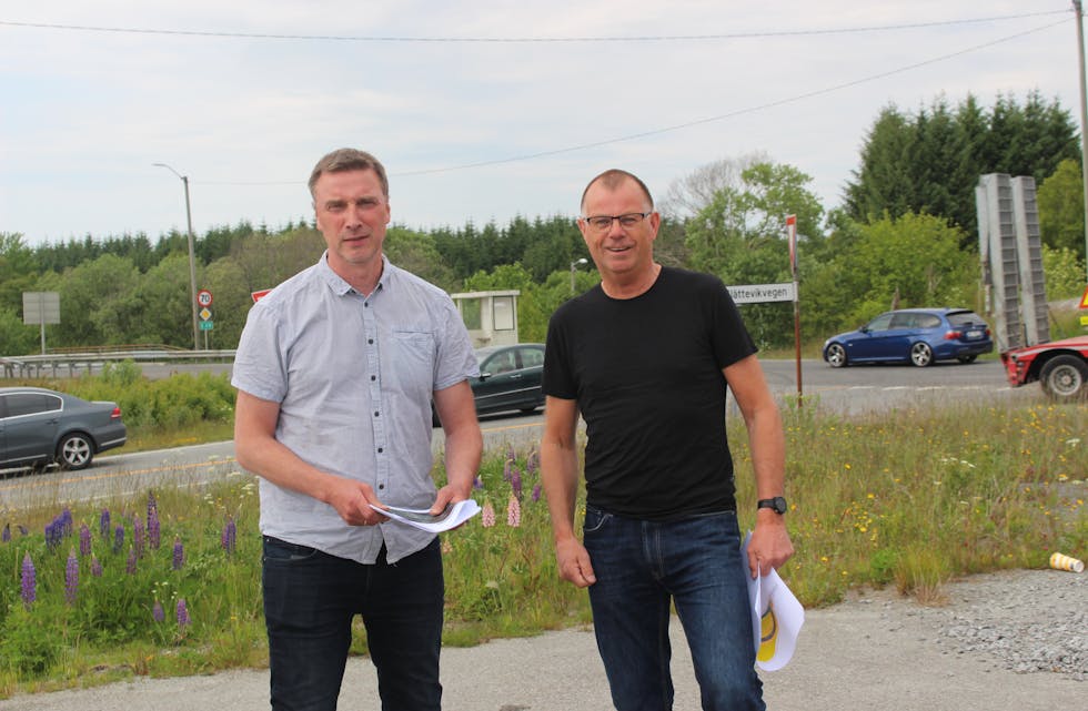 Trygve Egge og Narve Susort i Venstre kjempar for gode vegløysingar i kommunen. Dette er krysset mellom E39 og Slåttevikvegen i sommar. Foto: Marit Tvedt