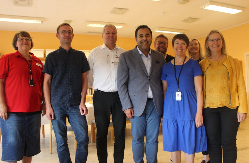 Administrasjonen og nokre av dei frivillige organisasjonane i Tysvær fekk møte stortingspresidenten sist måndag. Frå venstre Anne Kesia Gullhav Leirvik, Røde Kors, Johnny Høgden, Aksal Kyrkje, Paul Eggen, Røde Kors, stortingspresident Masud Gharahkhani, John Inge Ulvøy, Skjold Idrettslag, Tove Rullestad, Tysvær kommune, Grethe Vangsnes, leiar av frivilligsentralen og ungdomsdiakon Lisbeth Skilhagen Haaheim.