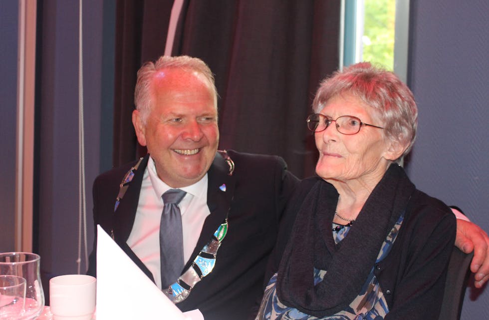 100 år gamle Klara Sørli fekk klem og gratulasjonar av ordførar Lier. Heile slekta og mange naboar var møtt fram for å heidre henne.