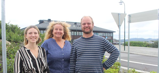 Sofie Marhaug,  Ma Rita Rolfsdatter og Mimir Kristjansson tok seg tid til en god prat med TB då dei besøkte Aksdal onsdag.