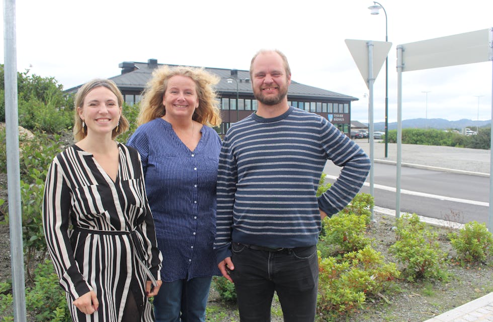 Sofie Marhaug,  Ma Rita Rolfsdatter og Mimir Kristjansson tok seg tid til en god prat med TB då dei besøkte Aksdal onsdag.