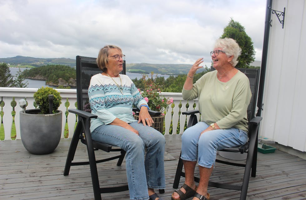 Karin og Gunvor. Dei to damene deler mange gode minner, og ler godt av felles opplevingar dei tar fram når dei er saman.
Foto: Marit Tvedt