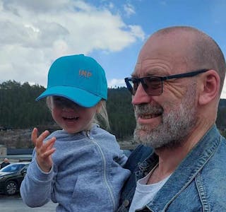 Olav Voraa er ny i Tysværpolitikken, men meiner han har gode saker å kjempe for. Her med barnebarnet Elise på armen. Foto: Privat
