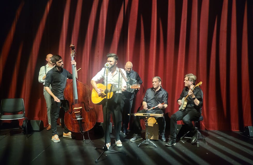 Det var både en akustisk del og en med full guffe bak sceneteppe. Foto: Alf-Einar Kvalavåg