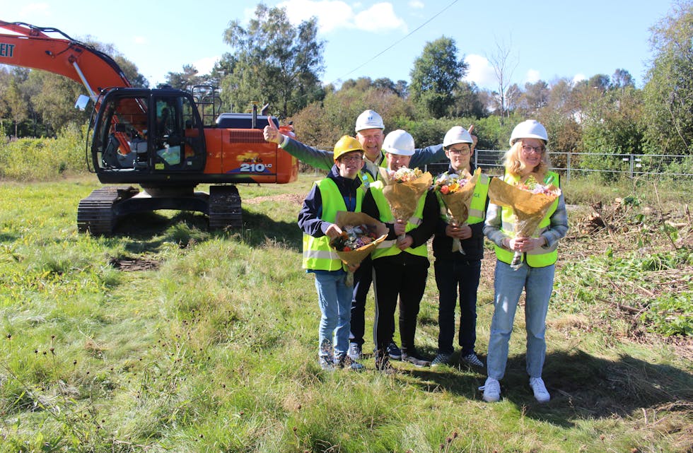 Desse fire flotte ungdommane skal få sin eigen bustad. Frå venstre Daniel Østrem Gaupås, Tor Jørgensen Baustad, Maria Hetland og Tore Førland. - Me gler oss vanvitig mykje til å få flytte inn, seier dei. Foto Marit Tvedt