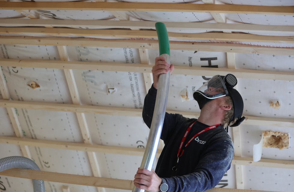Thomas Gausvik isolerer med spon, og slepp både å klø samstundes som det både er miljøvennleg og også prisgunstig. Foto: Alf-Einar Kvalavåg